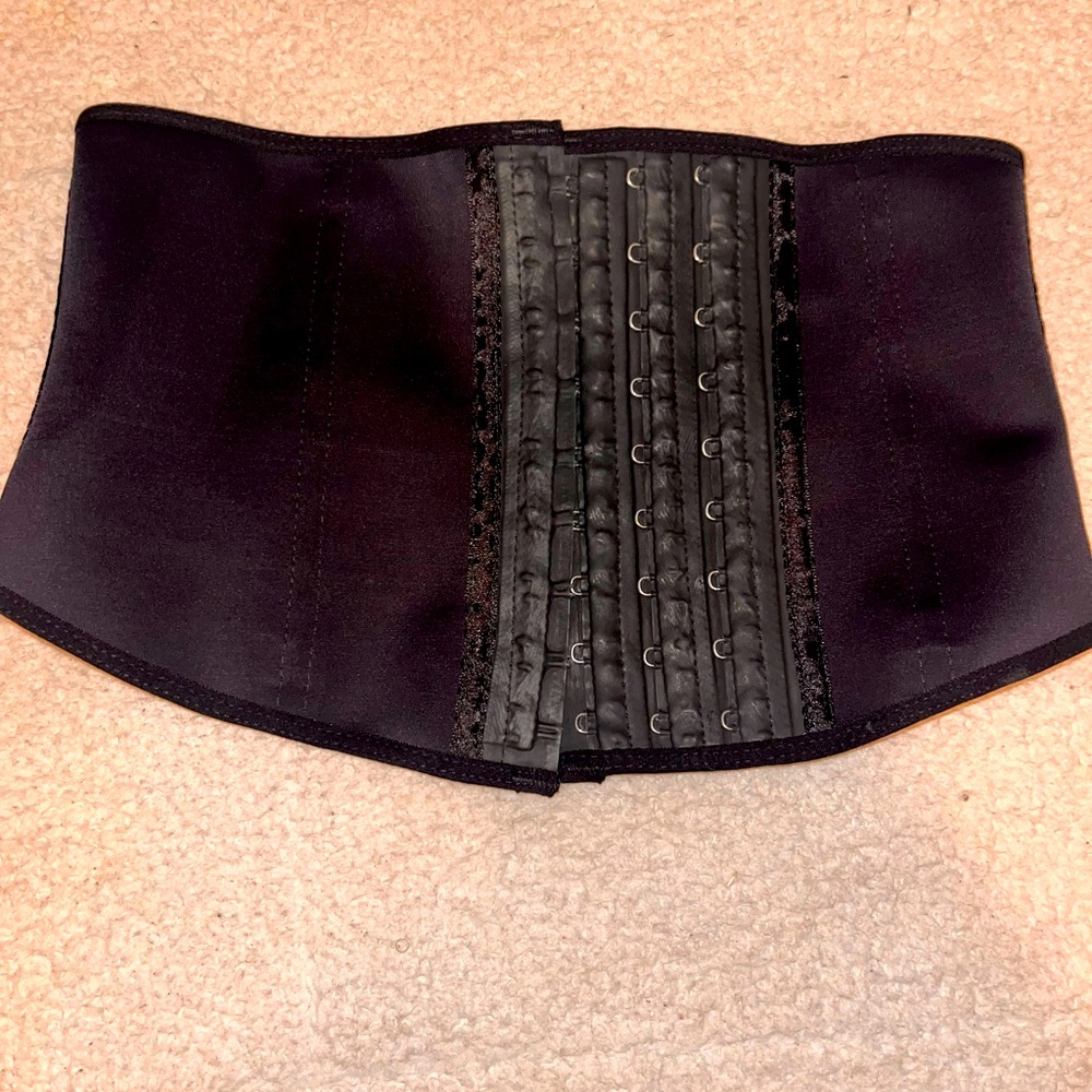 Black Short torso 3 layer Colombian waist trainer (Cotton, Latex, Lycra)